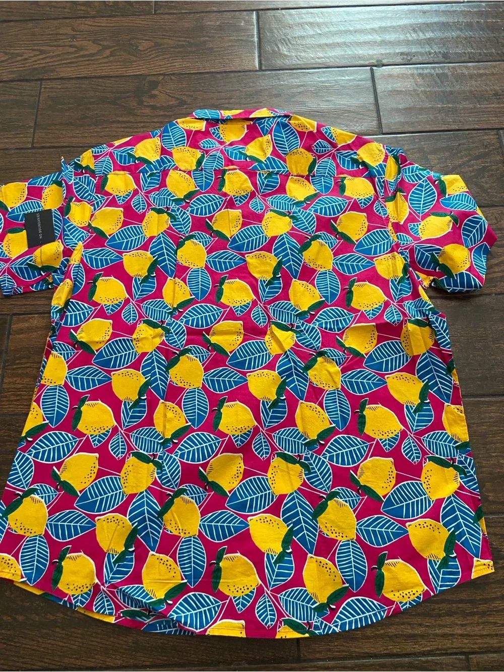 No Boundaries Men’s Bright Pink Lemon Print Button-Down Shirt - Picture 2 of 7